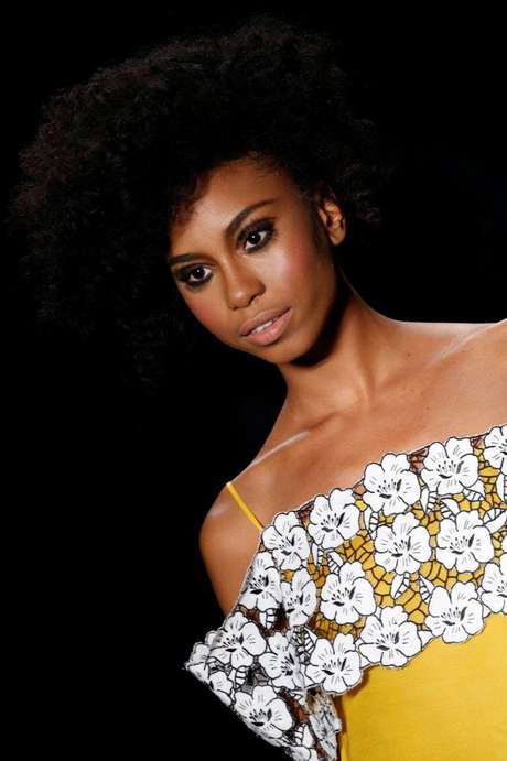 Modelo em desfile da Apoena durante a edição verão 2014 do Fashion Rio <p>Modelo em desfile da Apoena durante a edição verão 2014 do Fashion Rio</p>
