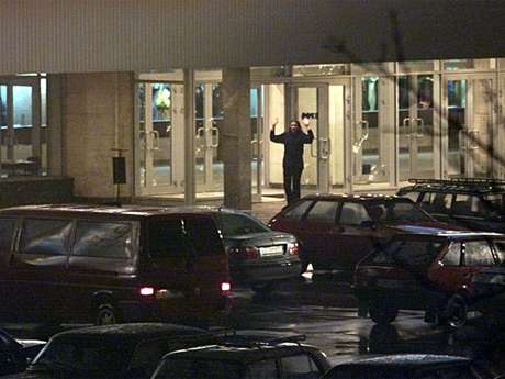 Refém deixa o Teatro de Moscou durante o ataque terrorista de 2002 Refém deixa o Teatro de Moscou durante o ataque terrorista de 2002