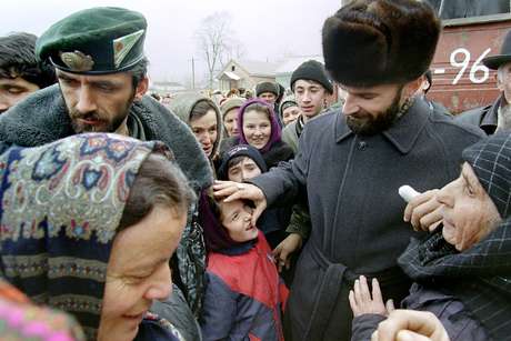 Shamil Basayev, líder checheno, durante evento político na vila de Vadeno em 1997 Shamil Basayev, líder checheno, durante evento político na vila de Vadeno em 1997