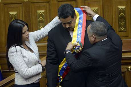 AFP en español Tras el juramento, Cabello pidió a María Gabriela Chávez, hija del fallecido presidente, que lo acompañara para imponerle juntos la banda presidencial a Maduro.