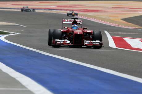 José Mª Rubio Los tres primeros en salir en la carrera en Baréin serán Rosberg, Vettel y Alonso. El alemán de Mercedes ha marcado un fantástico tiempo 1:32:543- que nadie ha sido capaz de mejorar.