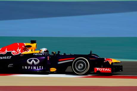 José Mª Rubio Los tres primeros en salir en la carrera en Baréin serán Rosberg, Vettel y Alonso. El alemán de Mercedes ha marcado un fantástico tiempo 1:32:543- que nadie ha sido capaz de mejorar.