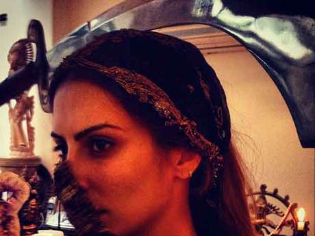 Cleo Pires mostra habilidade com espada na cabeça Cleo Pires mostra habilidade com espada na cabeça