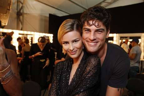 Yasmin Brunet namora em backstage da Triya; veja fotos