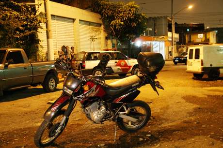 A moto do policial foi encontrada em uma avenida próxima ao local do crime A moto do policial foi encontrada em uma avenida próxima ao local do crime