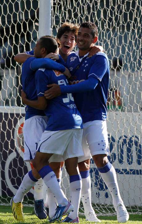 Com a liderança da primeira fase do Campeonato Mineiro já assegurada, o Cruzeiro foi a Juiz de Fora para enfrentar o Tupi neste domingo, pela última das 11 rodadas antes das semifinais. Mesmo assim, não teve dificuldades para vencer por 2 a 0, tirando da equipe da casa as chances de garantir uma vaga entre as quatro melhores da competição <p>Com a liderança da primeira fase do Campeonato Mineiro já assegurada, o Cruzeiro foi a Juiz de Fora para enfrentar o Tupi neste domingo, pela última das 11 rodadas antes das semifinais. Mesmo assim, não teve dificuldades para vencer por 2 a 0, tirando da equipe da casa as chances de garantir uma vaga entre as quatro melhores da competição</p>