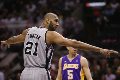 Parker e Ginóbili fizeram 18 pontos cada; Tim Duncan fez 17 Parker e Ginóbili fizeram 18 pontos cada; Tim Duncan fez 17