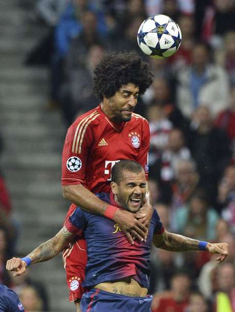 Dante sobe sobre Daniel Alves para passar bola para Müller abrir o placar <p>Dante sobe sobre Daniel Alves para passar bola para Müller abrir o placar</p>