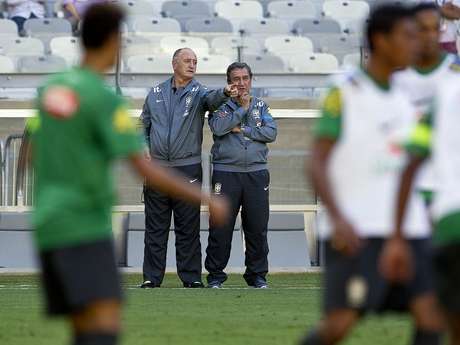 Felipão conversa com Parreira durante os trabalhos da Seleção Brasileira Felipão conversa com Parreira durante os trabalhos da Seleção Brasileira