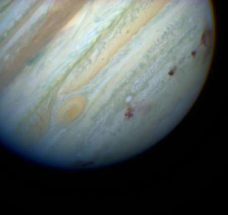As manchas à direita são resultantes do impacto do cometa Shoemaker-Levy 9 em Júpiter, um dos mais importantes registros do Hubble As manchas à direita são resultantes do impacto do cometa Shoemaker-Levy 9 em Júpiter, um dos mais importantes registros do Hubble