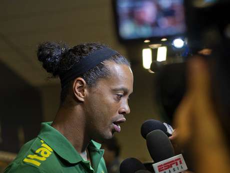 Ronaldinho elogiou o Mineirão antes de treinar no estádio <p>Ronaldinho elogiou o Mineirão antes de treinar no estádio</p>