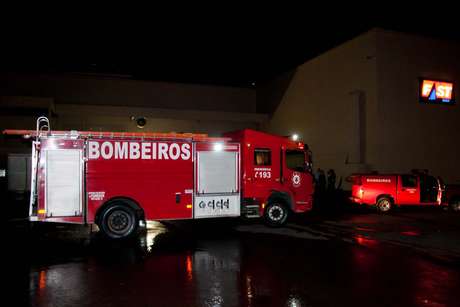 Incêndio atingiu área externa de depósito do hipermercado Big Incêndio atingiu área externa de depósito do hipermercado Big