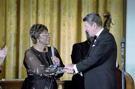 Ella Fitzgerald cumprimenta o ex-presidente americano Ronald Reagan após se apresentar na Casa Branca em 1981 Ella Fitzgerald cumprimenta o ex-presidente americano Ronald Reagan após se apresentar na Casa Branca em 1981