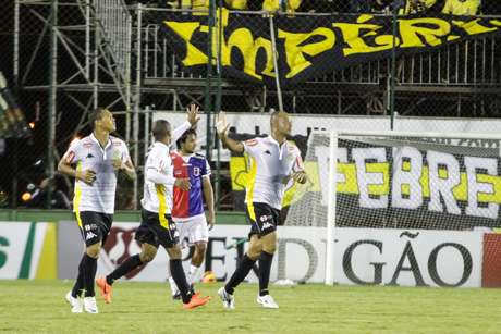 Com vitória em Curitiba, time paulista se classificou; na segunda fase, enfrenta o Criciúma <p>Com vitória em Curitiba, time paulista se classificou; na segunda fase, enfrenta o Criciúma</p>