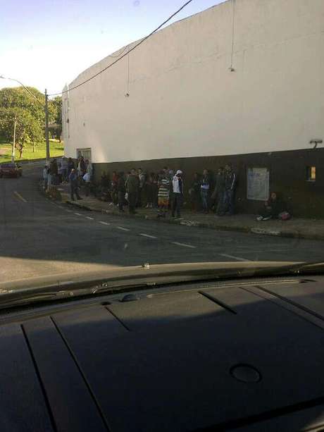Corintianos se confundiram e fizeram fila por ingressos que só seriam comercializados em São Paulo <p>Corintianos se confundiram e fizeram fila por ingressos que só seriam comercializados em São Paulo</p>