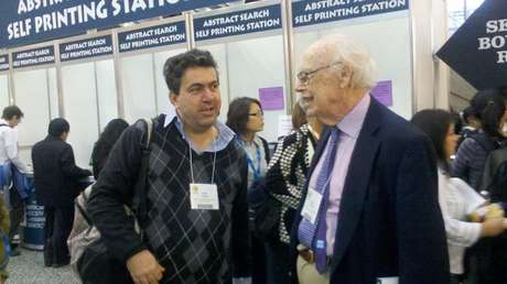James Watson (dir.) ao lado do professor Salmo Raskin, da PUCPR. "Ainda temos certas limitações, mas elas certamente terão sido transpostas quando comemorarmos os 70 anos da descoberta da Dupla Hélice do DNA", diz Raskin James Watson (dir.) ao lado do professor Salmo Raskin, da PUCPR. "Ainda temos certas limitações, mas elas certamente terão sido transpostas quando comemorarmos os 70 anos da descoberta da Dupla Hélice do DNA", diz Raskin