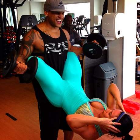 Scheila Carvalho posta foto malhando em academia ao lado do marido Scheila Carvalho posta foto malhando em academia ao lado do marido