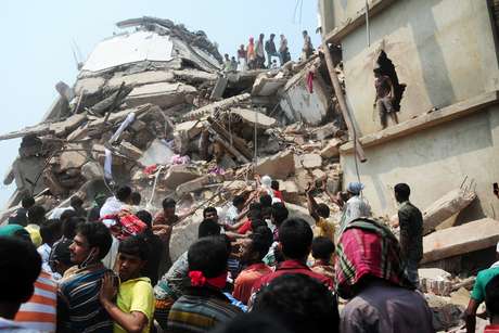 Dezenas de pessoas ainda trabalham nas buscas a sobreviventes do desabamento em Bangladesh Dezenas de pessoas ainda trabalham nas buscas a sobreviventes do desabamento em Bangladesh
