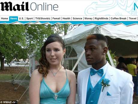 Casais de brancos e negros entraram juntos para o primeiro baile de formatura sem a segregação racial Casais de brancos e negros entraram juntos para o primeiro baile de formatura sem a segregação racial