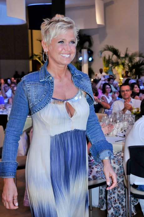 A apresentadora Xuxa Meneghel, que completou 50 anos em 2013, foi homenageada neste domingo, no 12º Fórum Empresarial de Comandatuba (BA) A apresentadora Xuxa Meneghel, que completou 50 anos em 2013, foi homenageada neste domingo, no 12º Fórum Empresarial de Comandatuba (BA)