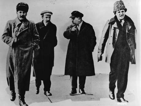 1919: líder soviético Joseph Stalin (1879-1953) com os políticos Nikolai Ivanovich Ryzhkov, Grigori Zinoviev (1883-1936) e Lev Borisovich Kamenev (1883-1936) a caminho de uma reunião 1919: líder soviético Joseph Stalin (1879-1953) com os políticos Nikolai Ivanovich Ryzhkov, Grigori Zinoviev (1883-1936) e Lev Borisovich Kamenev (1883-1936) a caminho de uma reunião