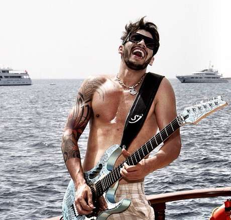 Gusttavo Lima leva uma vida de rockstar <p>Gusttavo Lima leva uma vida de rockstar</p>