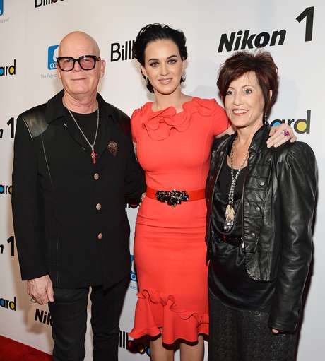 Katy Perry posa com os pais, os pastores Keith e Mary <p>Katy Perry posa com os pais, os pastores Keith e Mary</p>