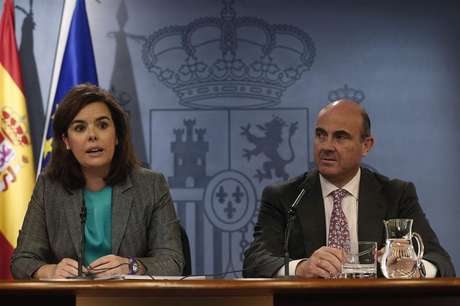 Terra <p>Santamaría y Guindos en la rueda de prensa tras el Consejo de Ministros.</p>