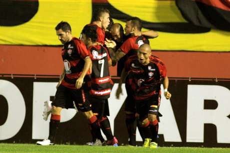 Vitória fez 4 a 0 nesta quinta-feira e ficou perto da decisão do Baiano <p>Vitória fez 4 a 0 nesta quinta-feira e ficou perto da decisão do Baiano</p>