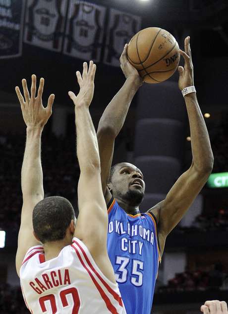 Kevin Durant, do Thunder, arremessa diante da marcação de Francisco Garcia <p>Kevin Durant, do Thunder, arremessa diante da marcação de Francisco Garcia</p>