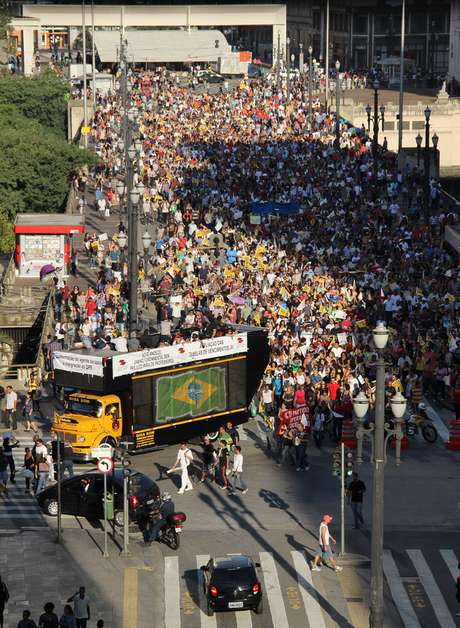 No Viaduto do Chá, professores da rede municipal de ensino também organizaram uma manifestação em frente ao gabinete da prefeitura da capital paulista No Viaduto do Chá, professores da rede municipal de ensino também organizaram uma manifestação em frente ao gabinete da prefeitura da capital paulista