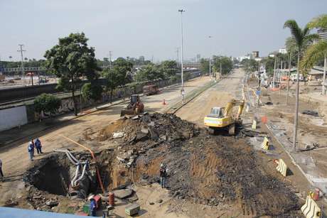 Rompimento de tubulação abriu uma cratera na radial Oeste no Rio de Janeiro neste domingo Rompimento de tubulação abriu uma cratera na radial Oeste no Rio de Janeiro neste domingo