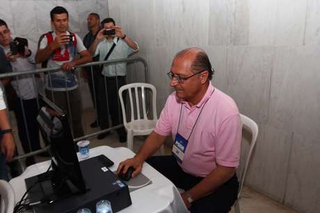 Governador Geraldo Alckmin vota na convenção do PSDB, que irá escolher o novo presidente estadual tucano em São Paulo para os próximos dois anos Governador Geraldo Alckmin vota na convenção do PSDB, que irá escolher o novo presidente estadual tucano em São Paulo para os próximos dois anos