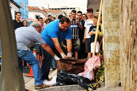 Nivaldo Lima / Futura Press Corpo de uma mulher foi encontrado dentro de uma bolsa, na rua Leonel Furtado, no Limão, zona norte de São Paulo. Ela apresentava ferimentos no rosto e barriga, segundo policiais