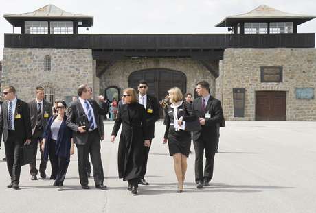 A ministra da Justiça israelense, Tzipi Livni (centro), chega para a cerimônia no novo museu A ministra da Justiça israelense, Tzipi Livni (centro), chega para a cerimônia no novo museu