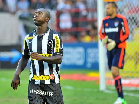 Destaque da campanha no Estadual, Seedorf desperdiçou pênalti no segundo tempo Destaque da campanha no Estadual, Seedorf desperdiçou pênalti no segundo tempo
