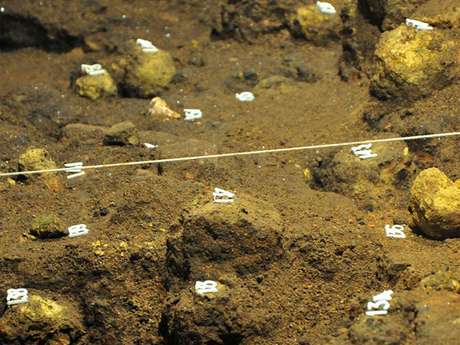 As esferas dispostas no chão de uma câmara subterrânea de Teotihuacán As esferas dispostas no chão de uma câmara subterrânea de Teotihuacán