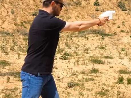 Vídeo publicado no YouTube mostra a arma de plástico em ação Vídeo publicado no YouTube mostra a arma de plástico em ação