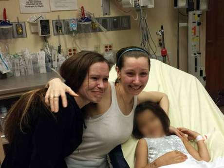 Imagem divulgada pela televisão Woio mostra Amanda Berry (centro) ao lado da irmã (esq.) em hospital de Cleveland Imagem divulgada pela televisão Woio mostra Amanda Berry (centro) ao lado da irmã (esq.) em hospital de Cleveland