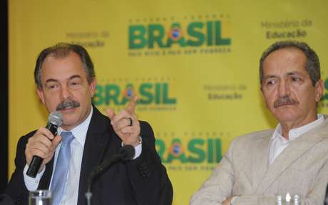 Os ministros da Educação, Aloizio Mercadante (esq.), e do Esporte, Aldo Rebelo, durante lançamento do programa Atleta na Escola Os ministros da Educação, Aloizio Mercadante (esq.), e do Esporte, Aldo Rebelo, durante lançamento do programa Atleta na Escola