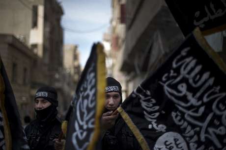 Membros da frente Al-Nusra marcham em Deir Ezzor: possível ligação com a Al-Qaeda nas fileiras rebeldes Membros da frente Al-Nusra marcham em Deir Ezzor: possível ligação com a Al-Qaeda nas fileiras rebeldes