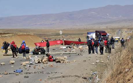Trabalhadores bloquearam estrada entre La Paz e Cochabamba em protesto por direitos trabalhistas Trabalhadores bloquearam estrada entre La Paz e Cochabamba em protesto por direitos trabalhistas