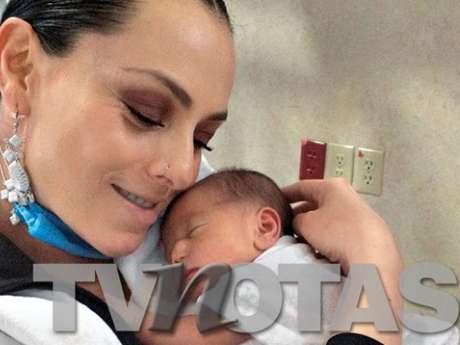 TV Notas <p>Ivonne Montero presentó a la pequeña Antonella en las páginas de la publicación.</p>