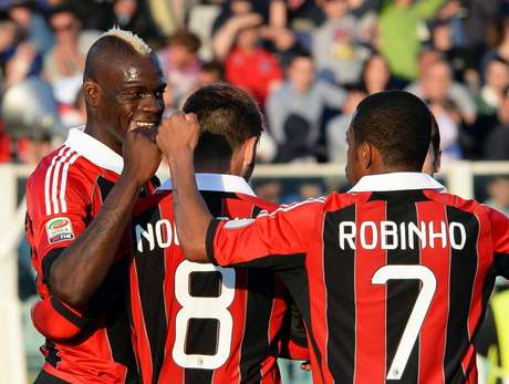 Balotelli marcou duas vezes e ajudou Milan a golear Pescara Balotelli marcou duas vezes e ajudou Milan a golear Pescara