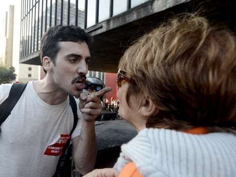 Após a decisão pelo encerramento da paralisação, a direção sindical foi hostilizada e acabou encurralada no caminhão de som, cercado por manifestantes. <p>Após a decisão pelo encerramento da paralisação, a direção sindical foi hostilizada e acabou encurralada no caminhão de som, cercado por manifestantes.</p>