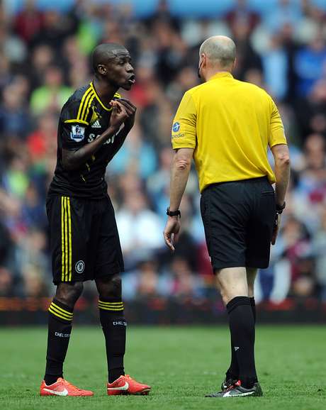 Ramires foi expulso ainda no primeiro tempo Ramires foi expulso ainda no primeiro tempo