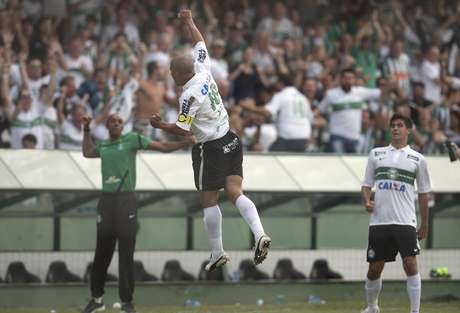 Para meia, futebol paranaense ficou centralizado em Curitiba e perdeu força <p>Para meia, futebol paranaense ficou centralizado em Curitiba e perdeu força</p>