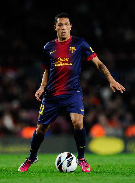 Uniforme desta temporada tinha apenas uma faixa vertical, mais larga; na foto, o lateral brasileiro Adriano <p>Uniforme desta temporada tinha apenas uma faixa vertical, mais larga; na foto, o lateral brasileiro Adriano</p>
