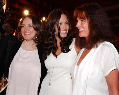 AFP en español <p>Marcheline Bertrand (izq), madre de Angelina, falleció en 2007 </p>