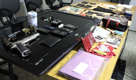 Também foram apreendidos drogas, armas, aparelhos de celular durante a Operação Matrix Também foram apreendidos drogas, armas, aparelhos de celular durante a Operação Matrix
